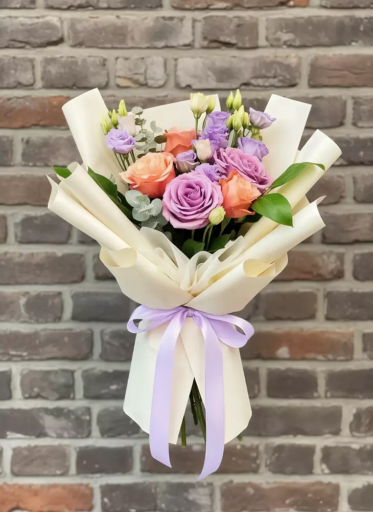 Букет цветов из: Лизиантусы и Розы в Шугарово