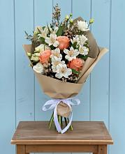 Букет цветов из:  Альстромерии, Лизиантусы, Розы и Хризантемы в Шугарово