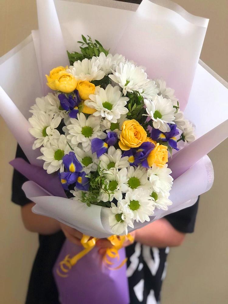 Букет цветов из: Ирисы, Хризантемы и Розы в Шугарово