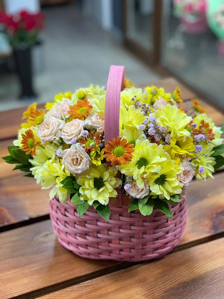 Цветочная композиция из Хризантемы и Розы в корзине в Шугарово