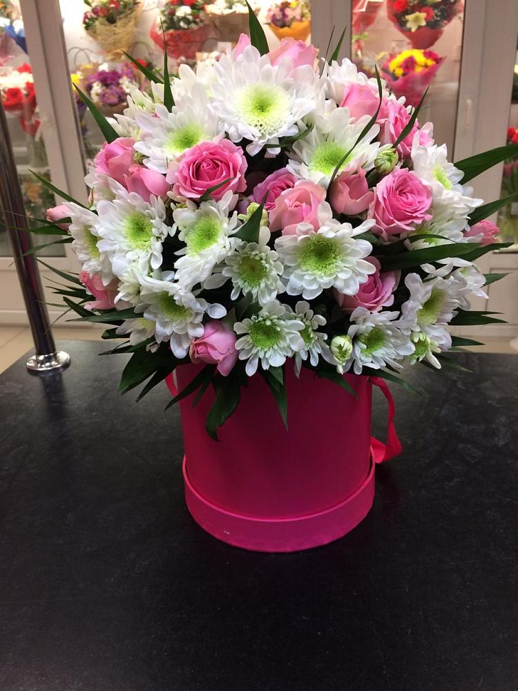 Цветочная композиция из Розы и Хризантемы в шляпной коробке в Шугарово