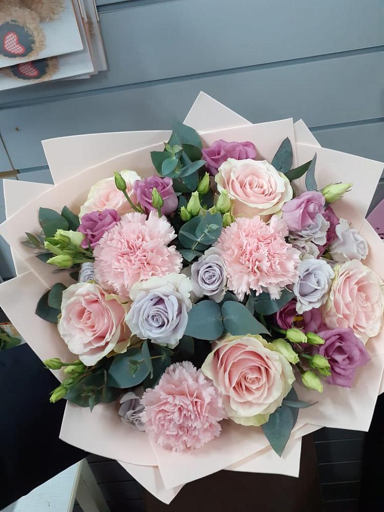 Букет цветов из: Розы, Гвоздики и Лизиантусы в Шугарово